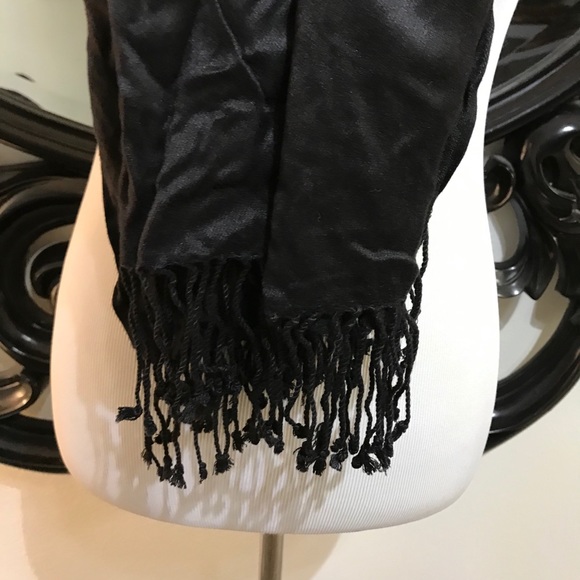 Black scarf excellent condition - Picture 3 of 3